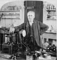 Edison en laboratorio East Orange 1901.jpg